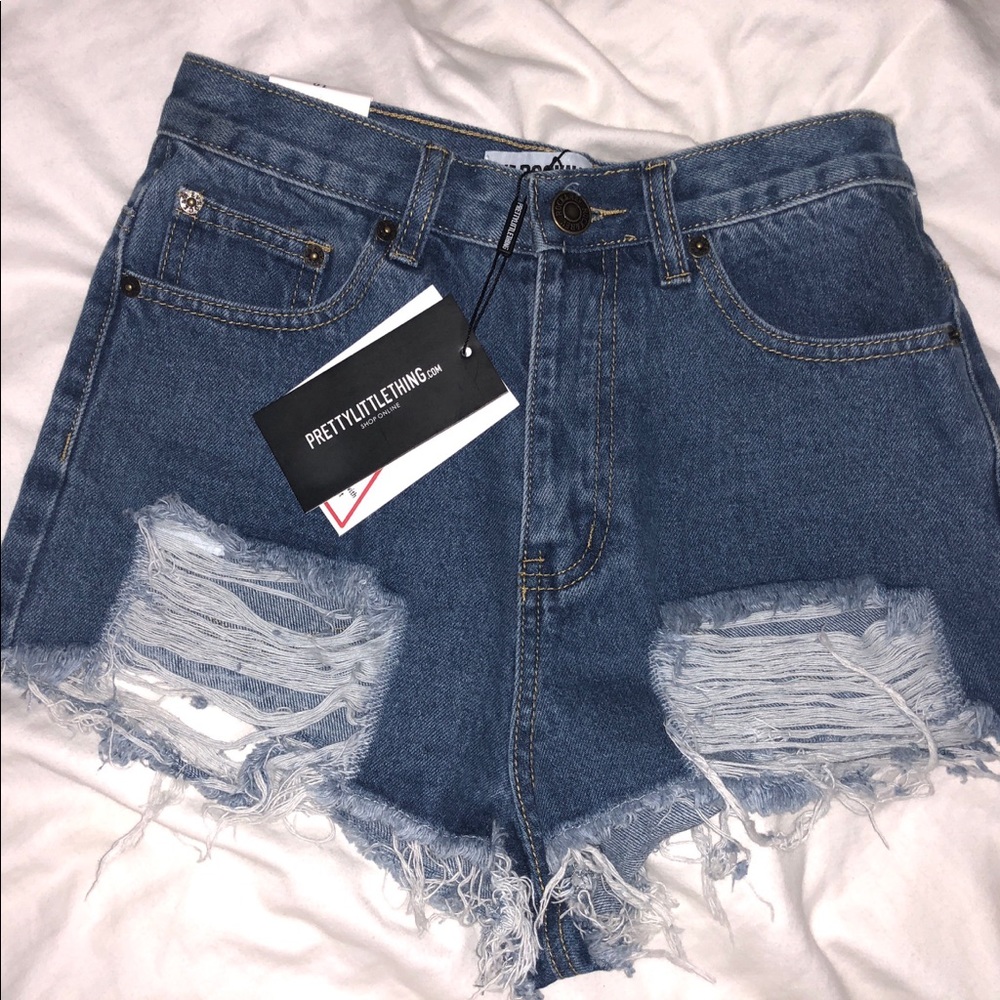 PrettyLittleThing Distressed Shorts